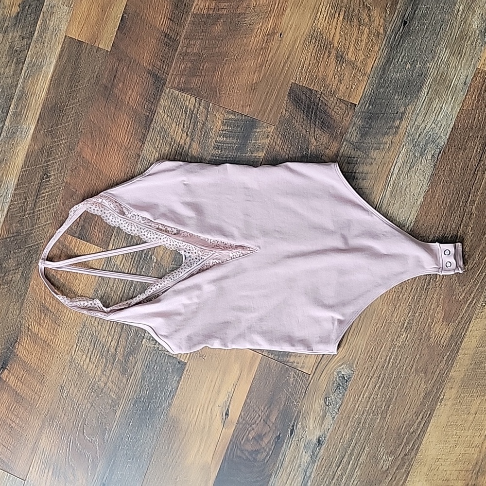 XS EXPRESS BLUSH LACE THONG BODYSUIT